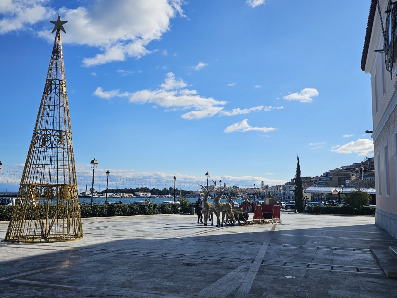 Χριστουγεννιάτικος στολισμός στο Γύθειο